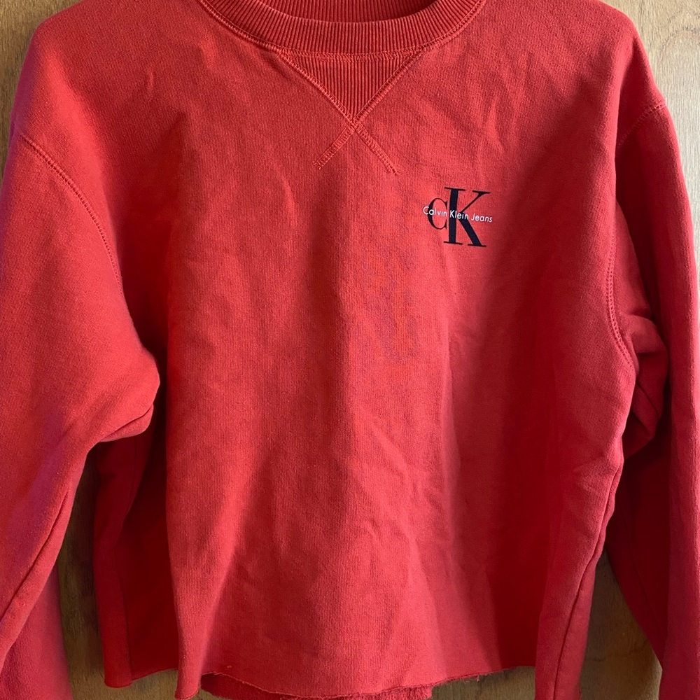 RED CALVIN KLEIN CROPPED SWEATSHIRT, SIZE SMALL